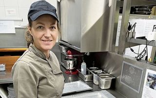 Ukrainerinnen wagen den Quereinstieg ins Gastgewerbe: Yevgenia Mamaichuk (l.) und Lyudmyla Grybkova lernen in der Küche des Hotel-Restaurant Sonnenberg in Kriens.