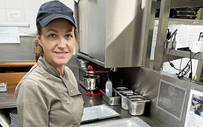 Ukrainerinnen wagen den Quereinstieg ins Gastgewerbe: Yevgenia Mamaichuk (l.) und Lyudmyla Grybkova lernen in der Küche des Hotel-Restaurant Sonnenberg in Kriens.