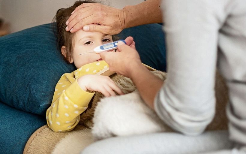 Ist das Kind krank, sind die Eltern gefordert. Doch das hat auch Folgen für den Arbeitgeber.