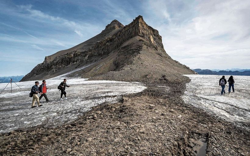 Touristen auf dem eisfreien Zanfleuronpass.