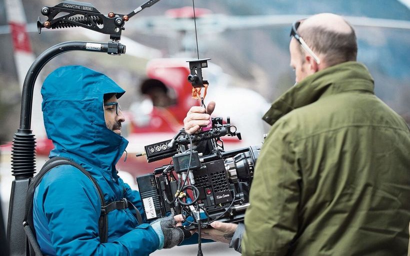 In der Schweiz arbeiten diverse Film Commissions für ihre jeweilige Region. Der Verein «Bern für den Film» unterstützte unter anderem Dreharbeiten der US-amerikanischen Produktion «The Man With the Silver Case» (o. l. und u. r.) im Berner Oberland. Die SRF-Serie «Tschugger» weckt Sympathie fürs Wallis, indem sie Klischees aufgreift und überzeichnet (o. r. und u. l.). 