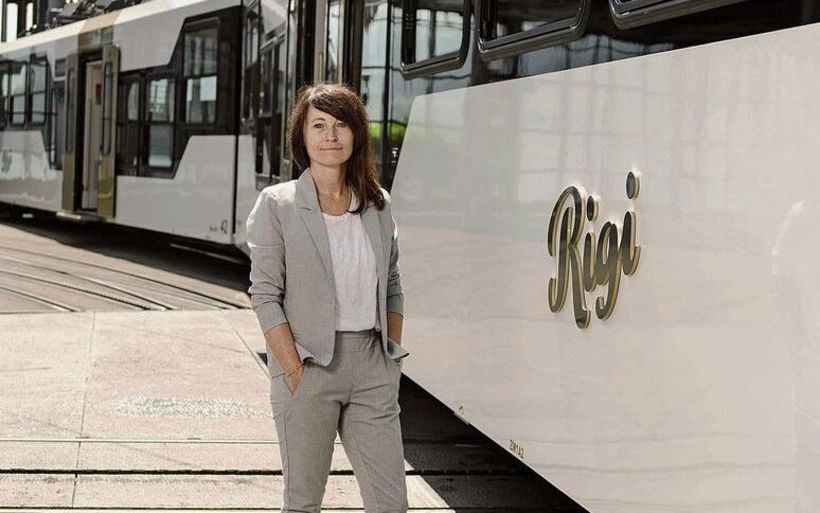 Therese Naef vor einem neuen Zug der Rigi-Bahnen.
