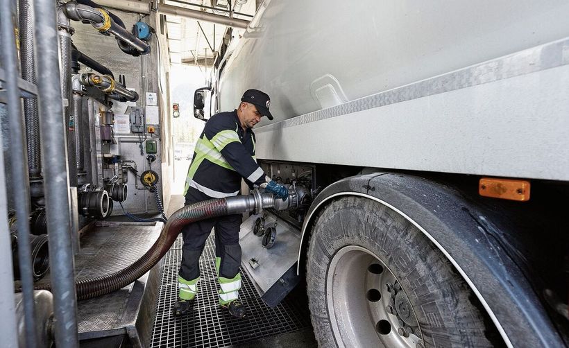 Die Oberengadiner Skigebiete stellen um – hier fliesst Gas-to-liquid-Treibstoff (GTL) in den Tank.