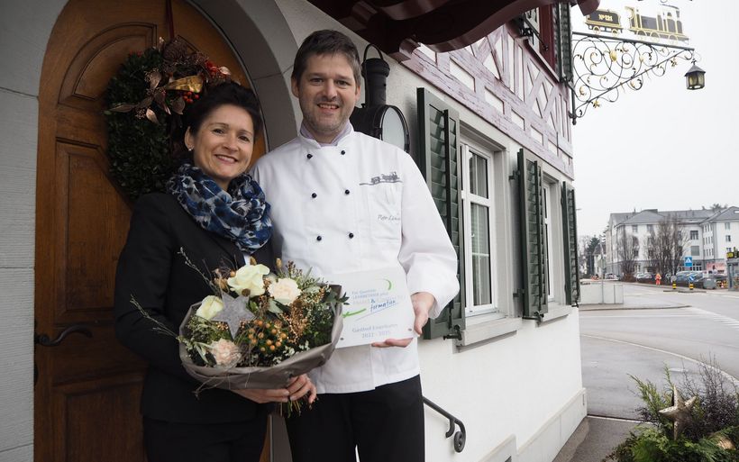 Erika Harder, Präsidentin Hotel & Gastro Formation Thurgau übergibt Reto Lüchinger vom Gasthof Eisenbahn die Auszeichnung «Für Qualität Lehrbetrieb plus».