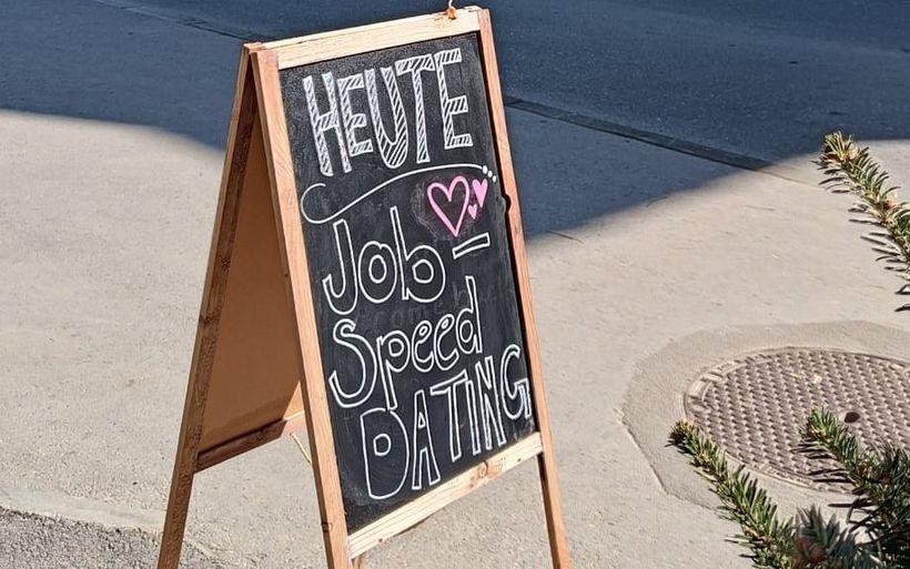 Diese Tafel lädt zum Job-Speeddating-Event im Hotel Bergwelt Grindelwald ein.