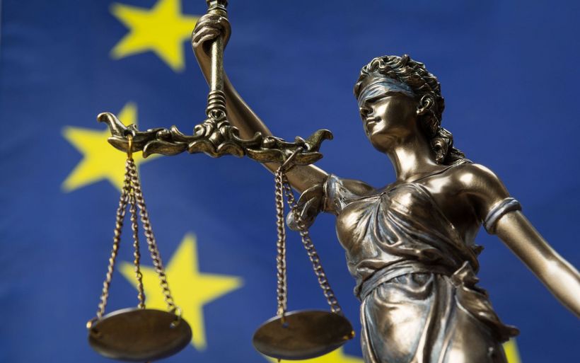 Symbolbild Justizia vor EU-Hintergrund