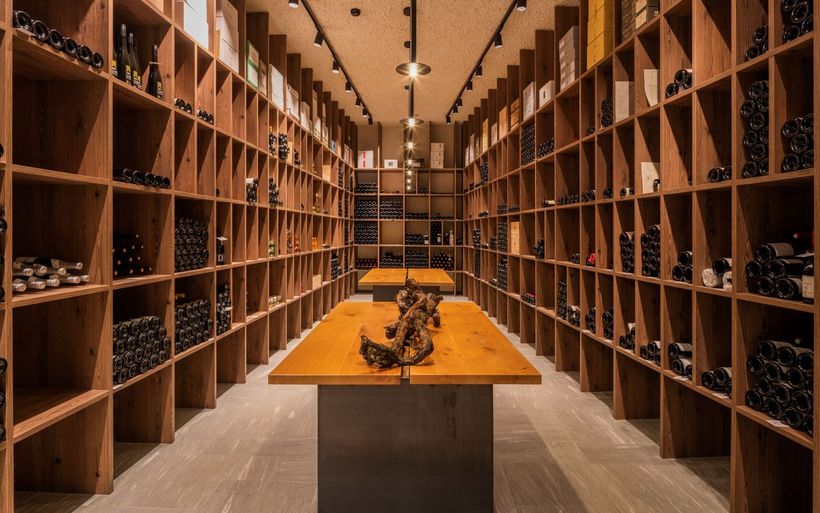 In den neuen Weinkeller sieht man, wenn man durch die Verbindungsgänge wandert.