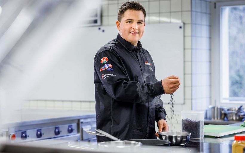 Lerndender in der Küche