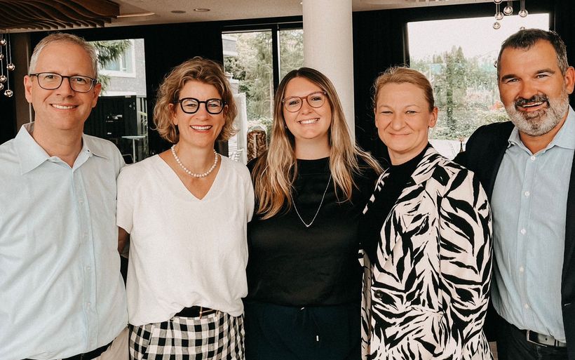 Haben zum indie Camp über künstliche Intelligenz eingeladen: Indie-hotels Founder und Coaches Sven Häberlin, Nicoletta Müller, Melissa Gasser, Elisabeth Erber, Michael Böhler (v.l.)