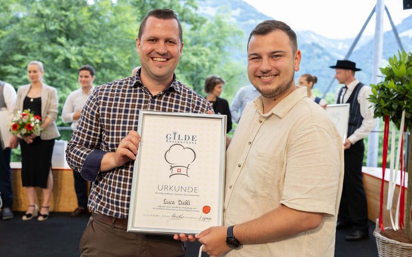 Küchenchef Luca Uehli (r.) nimmt die Urkunde der Gilde Restaurants mit Freude entgegen.