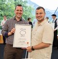 Küchenchef Luca Uehli (r.) nimmt die Urkunde der Gilde Restaurants mit Freude entgegen.