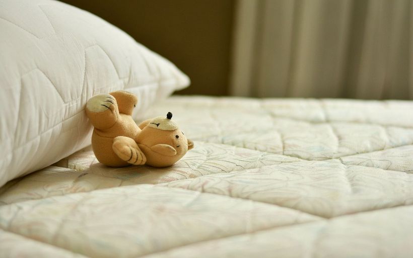 Symbolbild Bett mit Teddy