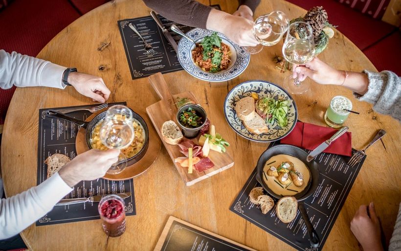 Tisch in der Skihütte Stand.