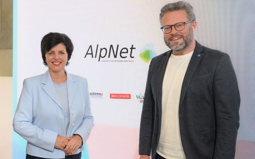 Karin Seiler, Präsidentin von AlpNet und Geschäftsführerin der Tirol Werbung, und Stefan Egenter, Geschäftsführer von Allgäu Tourismus, bei der gemeinsamen Präsentation des Alpenmanifests.