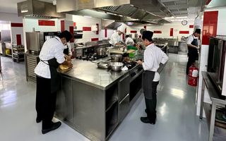 L’Ecole hôtelière suisse de Lucerne (SHL) s’engage à Phnom Penh pour la formation de jeunes talents.