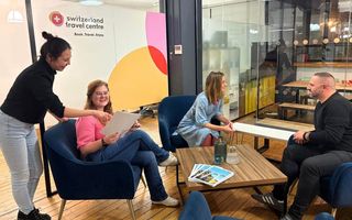 Menschen Sitzen vor einer Logowand