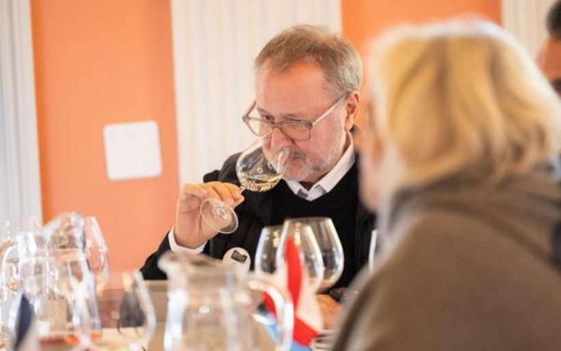 L'acte de déguster au Mondial des Pinots