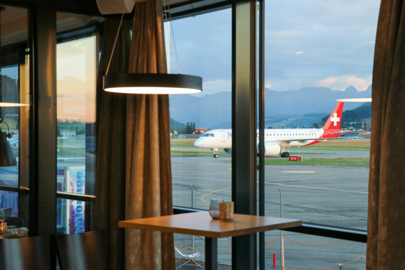 Gastro Bar mit Blick auf die Flughafenpiste
