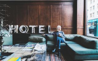 Frau sitzt auf einem Sofa 