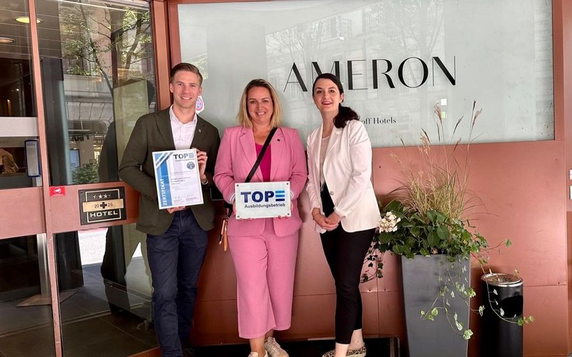 Übergabe der TAB-Zertifizierung:  Michael John, Restaurant Manager, Jessica Ternes, General Manager, und Janine Bolliger, Fachspezialistin Business Development & Bildung HotellerieSuisse (v.l.).