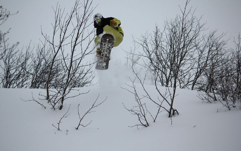 Snowboarder abseits der Piste