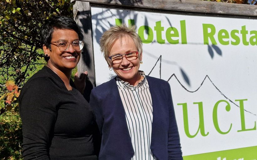 Dorothée Roessinger (links) folgt am 1. März 2026 auf Ursula Wilhelm als Direktorin des Hotel Ucliva in Waltensburg/Vuorz