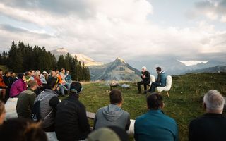 Diskussionsrunde in der Natur