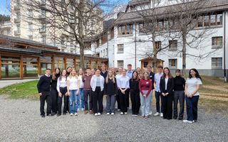 Gruppenbild Teilnehmende Future Hoteliers Challenge der EHL Hotelfachschule Passugg