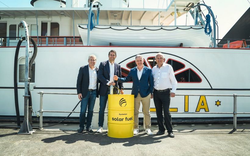 Gianluca Ambrosetti (Co-CEO & Mitgründer, Synhelion), Philipp Furler (Co-CEO & Mitgründer, Synhelion), Stefan Schulthess (Geschäftsführer, SGV) und Michel Scheurer (Leiter Nautik, SGV) betanken gemeinsam das Dampfschiff «Gallia» mit dem ersten Fass Solartreibstoff von Synhelion. Quelle: Synhelion.