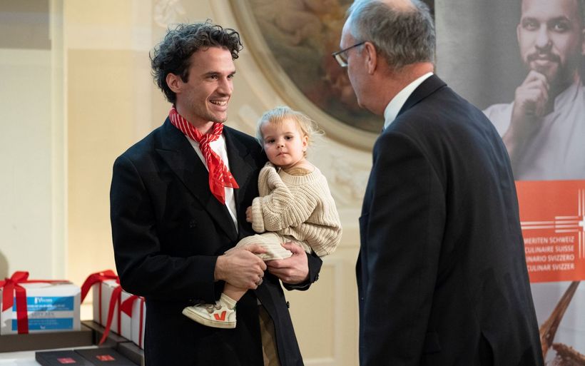 Vegi-Spitzenkoch Dominik Hartmann mit Bundesrat Guy Parmelin.