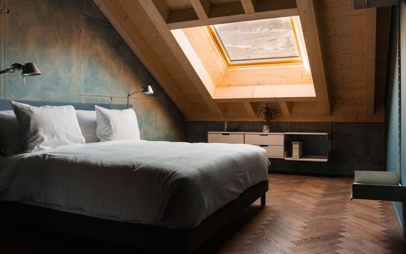 Les 50 chambres de l’Hôtel Borsari et les bains publics se distinguent par leur design épuré, dans un bâtiment emblématique construit en briques rouges.