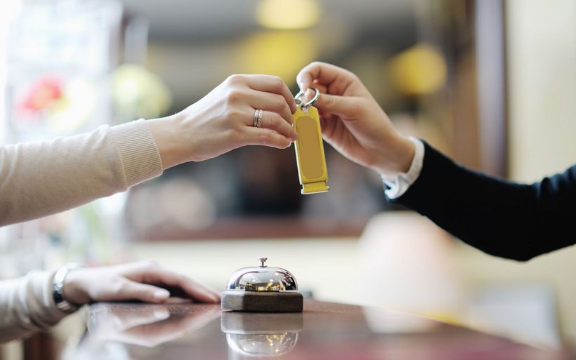 Schlüsselübergabe an einer Hotelreception