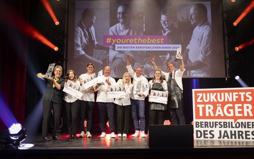 Die Zukunftsträger 2023: Sandra Tappolet, Janine Baumgartner, Guillaume Fournier, Michel Iff, Zora Roth, Kevin Sollberger, Ronja Koch und Peter Sturzenegger (v.l.)
