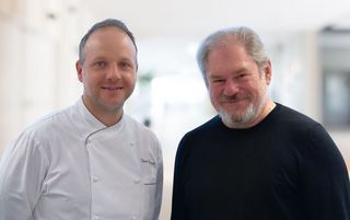 Max Burkhalter (r.) übergibt an Robert Jentzsch