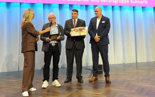 Moderatorin Nicole Berchtold, Preisträger Erwin Mumenthaler, Beat F. Hostettler, Präsident GastroStadtBern und Umgebung