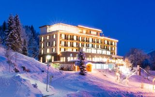 Märchenhotel Braunwald Aussenansicht im Winter