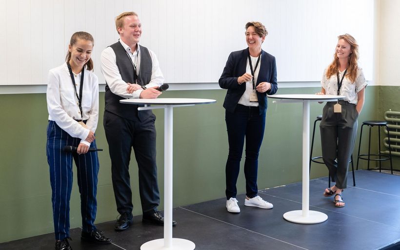 Jessica Marti, NextGen. Hospitality Camp, Noah Doerre, NextGen. Hospitality Camp, Karoline Niggli, Team Manager YOURCAREERGROUP Schweiz GmbH, und Liska Bernet, Gründerin Glocal Roots, diskutieren am Hospitality Summit in der Halle 550.