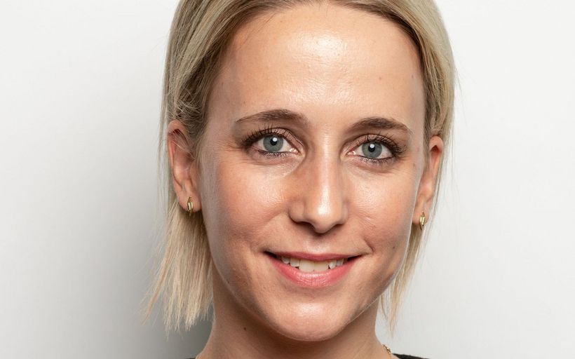 Portrait von Andrea Beffa, Frau mit kurzen blonden Haaren, heller Hautfarbe, blauen Augen