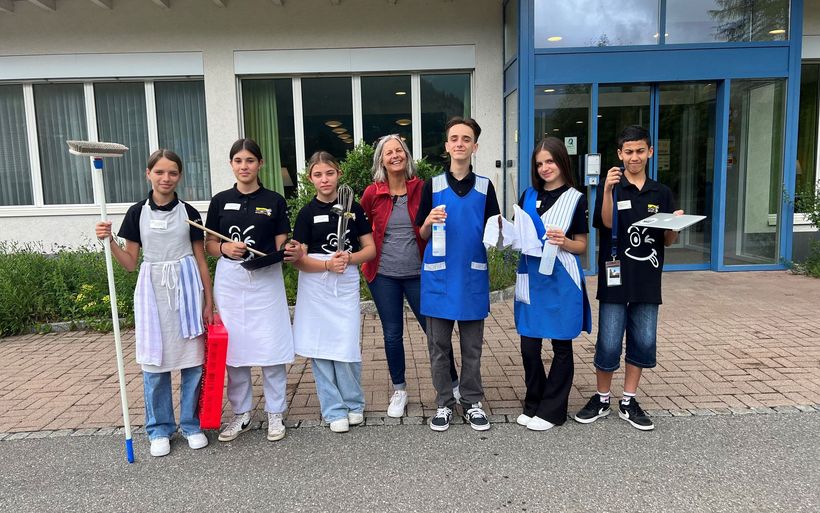 Die Schülerinnen und Schüler posieren anlässlich der Projektwoche für ein Bild. 