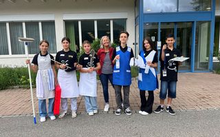 Die Schülerinnen und Schüler posieren anlässlich der Projektwoche für ein Bild. 