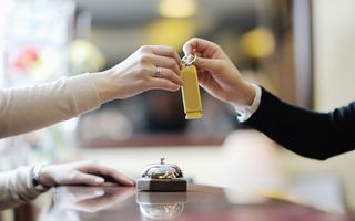 Übergabe eines Hotelzimmerschlüssels