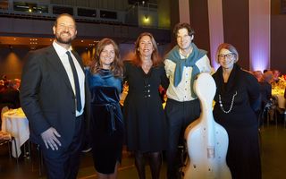Freuen sich über einen klangvollen Jahresauftakt im KKL Luzern (v.l.): Karim, Andrea und Nazly Twerenbold mit dem Cellisten Daniel Müller-Schott und Ambra Redaelli, Präsidentin des Orchestra Sinfonica di Milano.