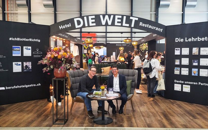 Raymond Hunziker, Präsident Luzern Hotels, und Thomas Tellenbach, Geschäftsleiter G’Art (rechts) vor dem interaktiven Messestand «Die Welt».