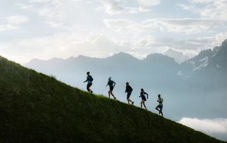 Frühling, Sommer und Herbst – Trailrunner auf dem Weg zur Tschentenalp ob Adelboden.