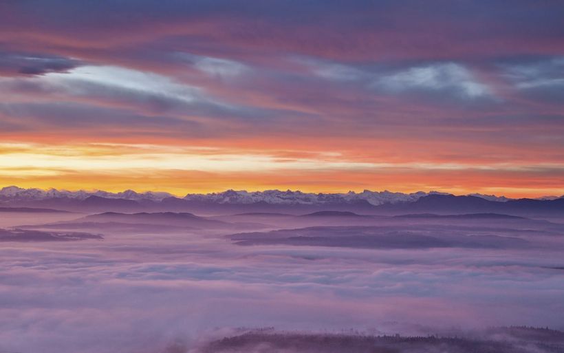 Blick von Wasserfluh auf die Berner Alpen waehrend des Sonnenaufgangs