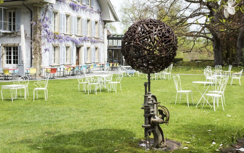 L’une des sculptures du parc: «Feuer Kugel» de l’artiste Gamelle.