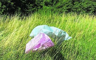 Plastiktüten auf einer grünen Wiese