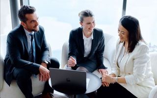 professionnels en discussion