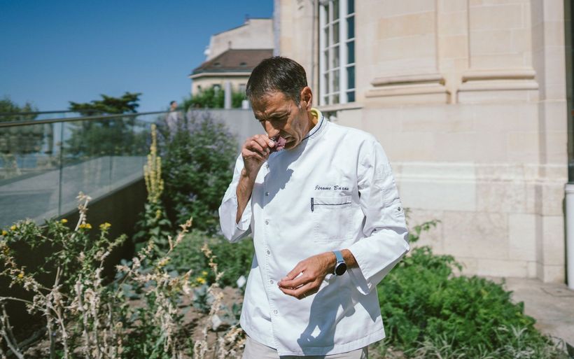 Le chef Jérôme Baxas hume une plante