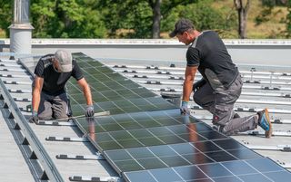 Mit Contracting zur Solaranlage: Dienstleister wie SRS kümmern sich um alles – von der Planung über die Finanzierung bis zum Betrieb.